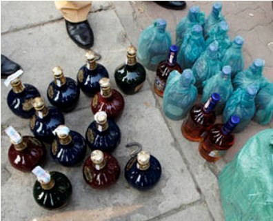 Phát hiện 27 chai rượu Chivas “mập mờ” ảnh 1