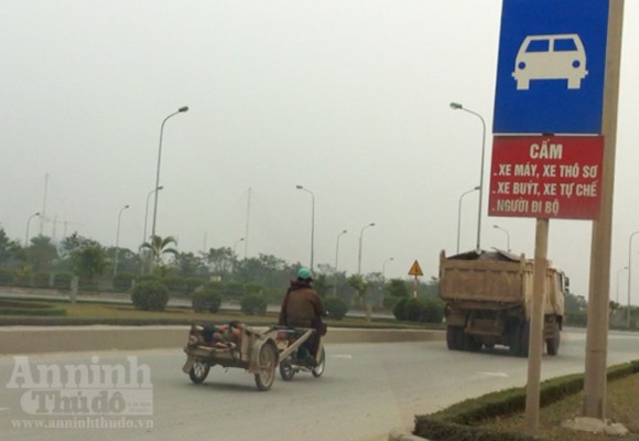 Xem xe tự chế "thản nhiên" lao vào đường cấm ảnh 1