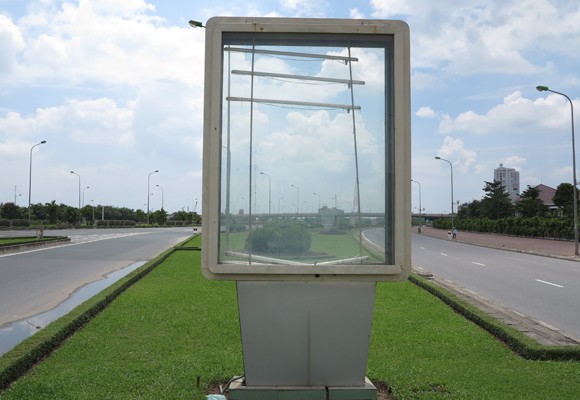 Biển quảng cáo rách nát vây Trung tâm HNQG ảnh 2