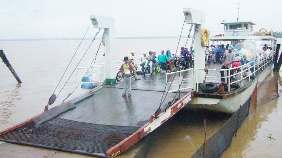 Không thu phí qua phà đối với thương binh và trẻ em ảnh 1