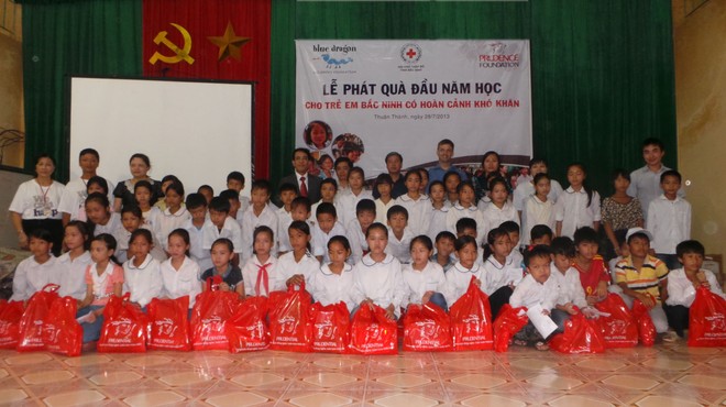 1.000 trẻ em khó khăn nhận đồ dùng học tập từ Prudential ảnh 1