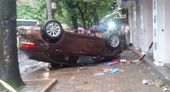 Ô tô gây tai nạn kinh hoàng tại ngã tư Phố Huế- Trần Xuân Soạn ảnh 2