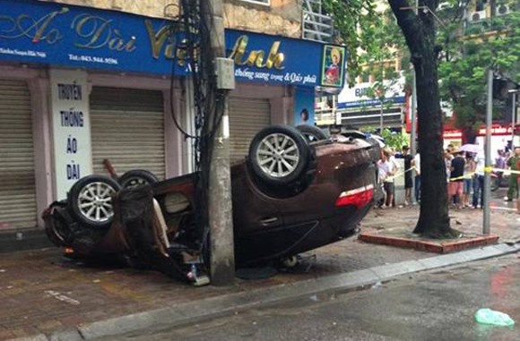 Ô tô gây tai nạn kinh hoàng tại ngã tư Phố Huế- Trần Xuân Soạn ảnh 3