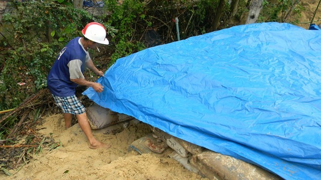Dân đào hầm, quân đội đưa xe lội nước vào đối phó siêu bão Hải Yến ảnh 6
