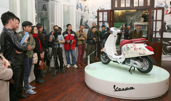 Chiếc Vespa Primavera dát tranh vàng đầu tiên tại Hà Nội ảnh 8