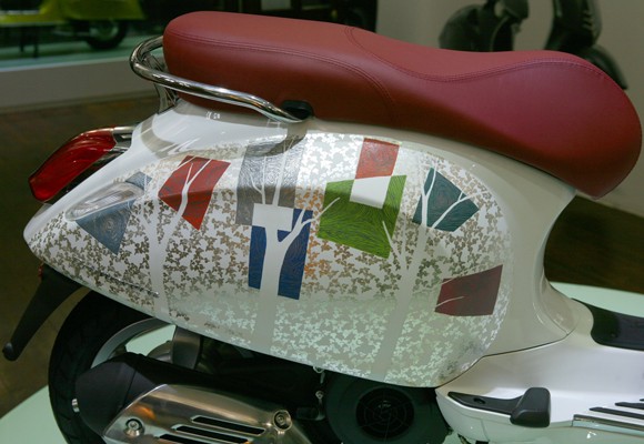 Chiếc Vespa Primavera dát tranh vàng đầu tiên tại Hà Nội ảnh 15