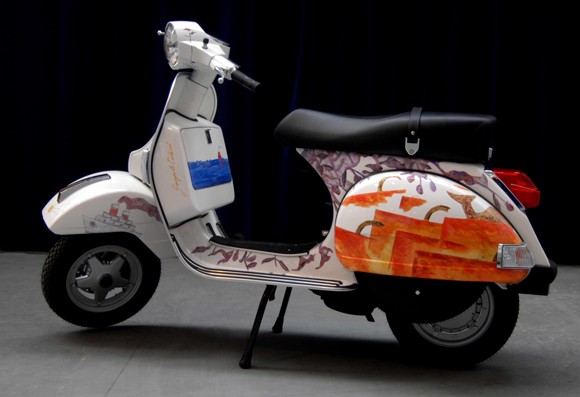 Chiếc Vespa Primavera dát tranh vàng đầu tiên tại Hà Nội ảnh 2