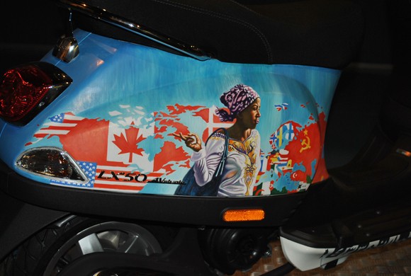 Chiếc Vespa Primavera dát tranh vàng đầu tiên tại Hà Nội ảnh 4