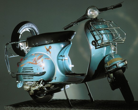 Chiếc Vespa Primavera dát tranh vàng đầu tiên tại Hà Nội ảnh 3