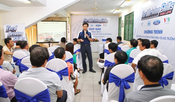 Rủ nhau đi học cách lái xe an toàn và tiết kiệm nhiên liệu ảnh 2