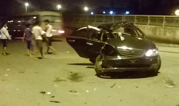 Gặp nạn, Toyota Camry gãy gập ở chân cầu Vĩnh Tuy ảnh 2