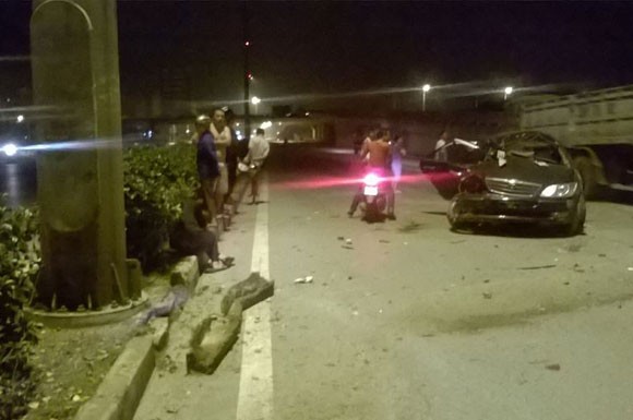 Gặp nạn, Toyota Camry gãy gập ở chân cầu Vĩnh Tuy ảnh 3