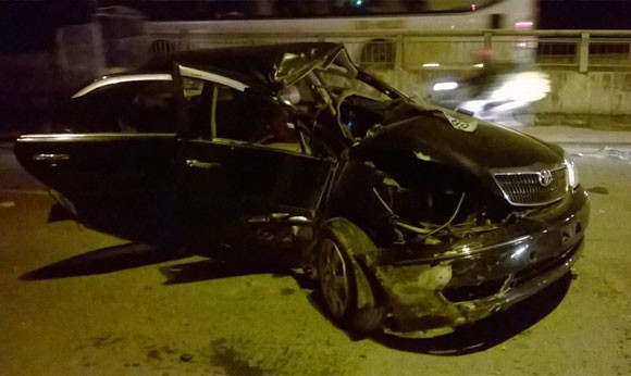 Gặp nạn, Toyota Camry gãy gập ở chân cầu Vĩnh Tuy ảnh 1