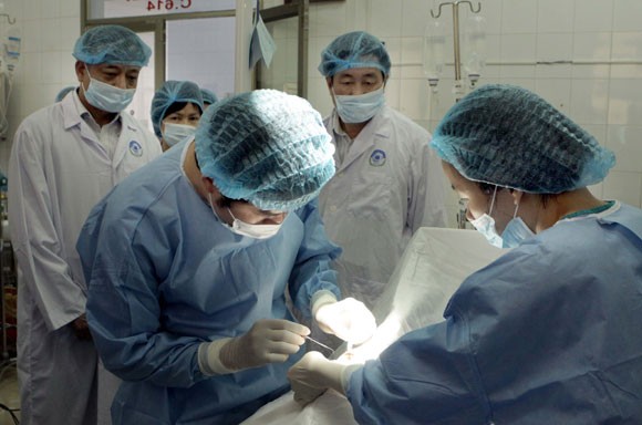 Phẫu thuật mắt cho hơn 40 trẻ em Vĩnh Phúc có hoàn cảnh đặc biệt ảnh 1