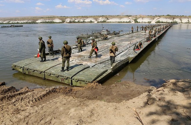 Nga dựng cầu mới giúp quân đội Syria dễ dàng vượt sông diệt IS ảnh 1