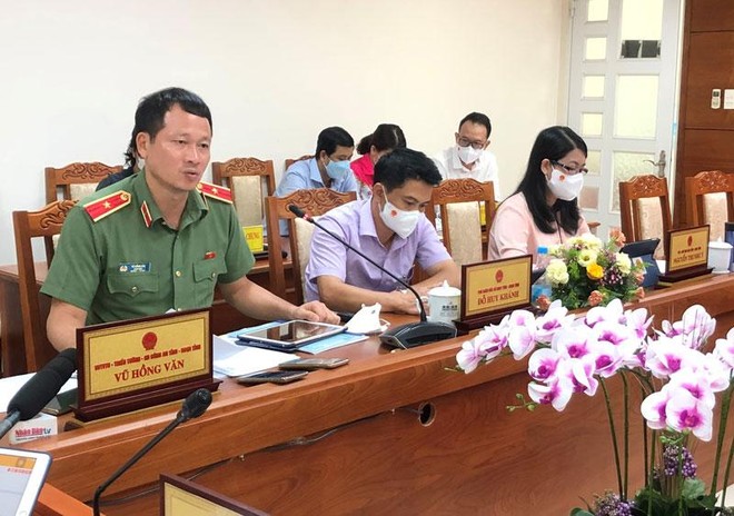 Thiếu tướng Vũ Hồng Văn (ngoài cùng bên trái) đóng góp ý kiến vào dự án Luật Cảnh sát cơ động.