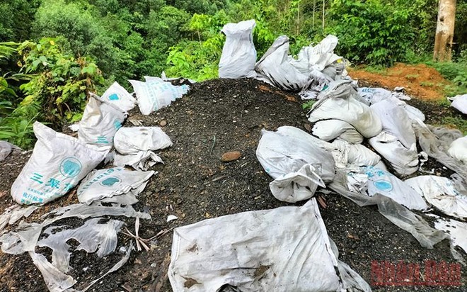 Nhiều bao chất thải lạ đổ trộm vào rừng ở Bắc Kạn ảnh 1