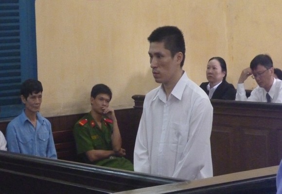 Nghiện “hàng đá” ghen tuông tạt xăng đốt chết vợ ảnh 1