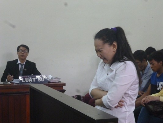 “Ác mẫu” giẫm đạp chết bé trai 18 tháng tuổi khóc nức nở suốt phiên tòa ảnh 1