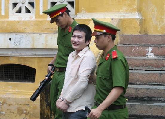 Thoát án tử, gã chồng đâm chết vợ cười tươi ảnh 1