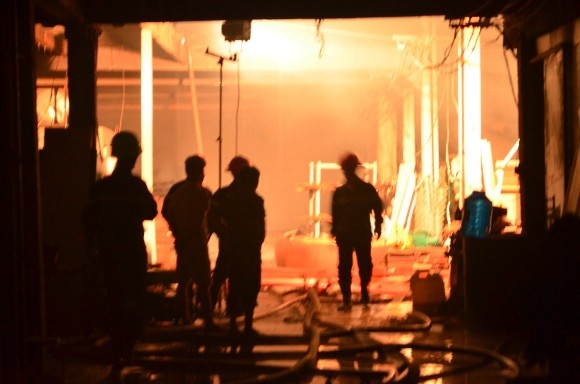 Lính cứu hỏa trắng đêm chữa cháy xưởng gỗ rộng 1.000 m2 ảnh 1