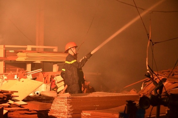 Lính cứu hỏa trắng đêm chữa cháy xưởng gỗ rộng 1.000 m2 ảnh 2