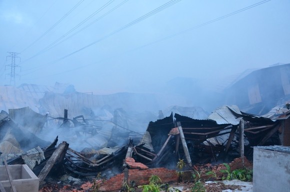 Lính cứu hỏa trắng đêm chữa cháy xưởng gỗ rộng 1.000 m2 ảnh 4