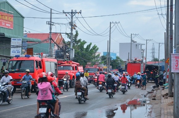 Lính cứu hỏa trắng đêm chữa cháy xưởng gỗ rộng 1.000 m2 ảnh 5