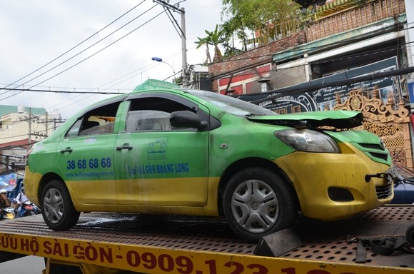 Đang lưu thông, xe taxi bất ngờ bốc cháy trên phố ảnh 1