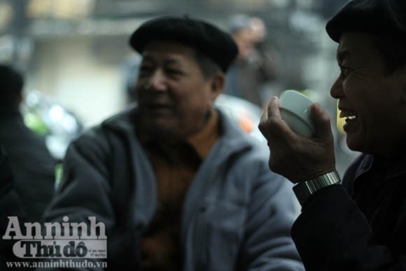 Hà Nội có một góc phố "Cà-phê người già" ảnh 8