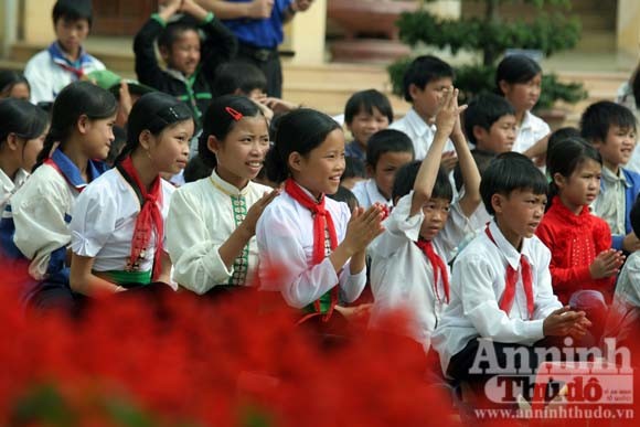 Còn đó, nơi thiên sử vàng chói lọi ảnh 8