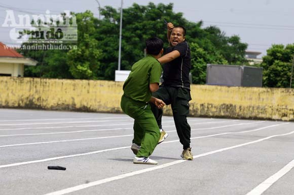 Diễn tập: Một chiến sỹ hạ gục "5 tên cờ bạc chuyên nghiệp có súng ngắn" ảnh 4
