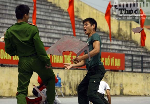 Diễn tập: Một chiến sỹ hạ gục "5 tên cờ bạc chuyên nghiệp có súng ngắn" ảnh 8