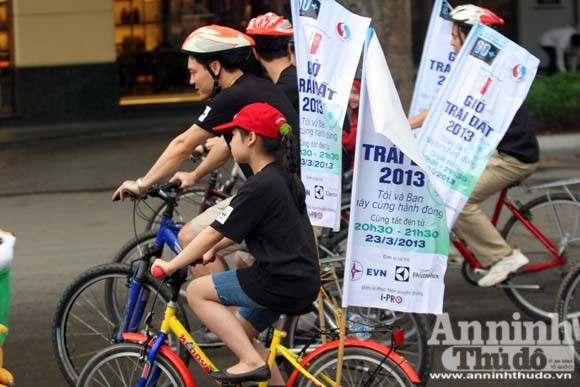 Hàng nghìn người đi xe đạp, hưởng ứng "Giờ trái đất 2013" ảnh 1