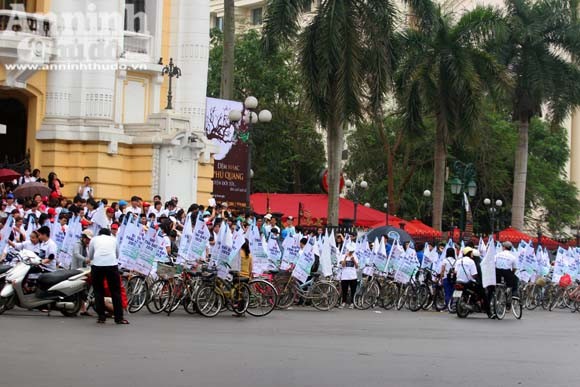 Hàng nghìn người đi xe đạp, hưởng ứng "Giờ trái đất 2013" ảnh 2