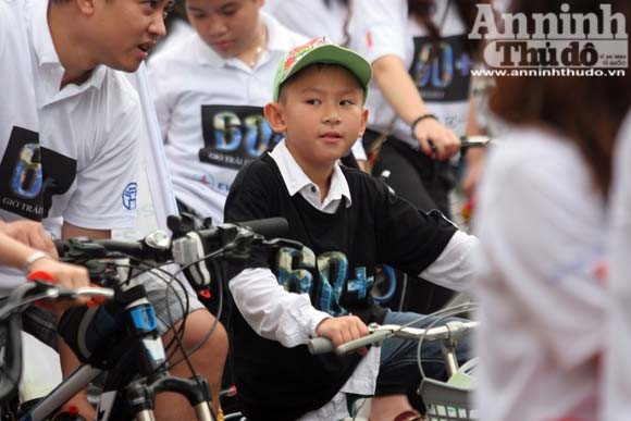Hàng nghìn người đi xe đạp, hưởng ứng "Giờ trái đất 2013" ảnh 4