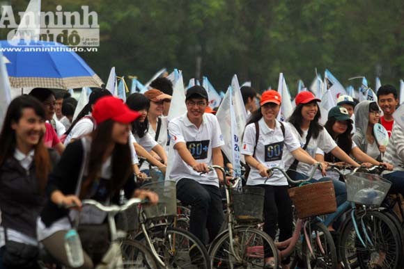 Hàng nghìn người đi xe đạp, hưởng ứng "Giờ trái đất 2013" ảnh 5