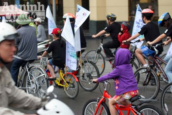 Hàng nghìn người đi xe đạp, hưởng ứng "Giờ trái đất 2013" ảnh 6