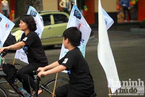 Hàng nghìn người đi xe đạp, hưởng ứng "Giờ trái đất 2013" ảnh 7