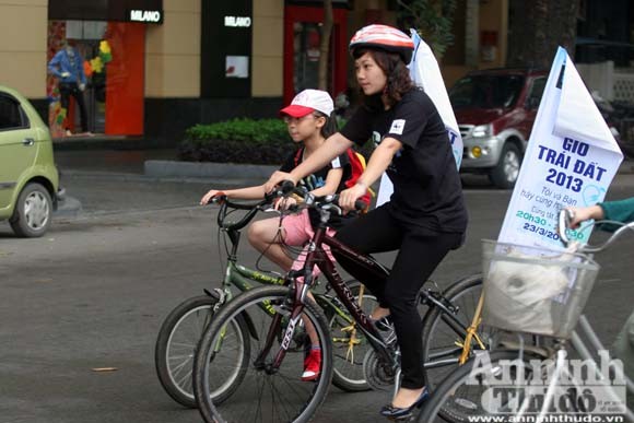 Hàng nghìn người đi xe đạp, hưởng ứng "Giờ trái đất 2013" ảnh 9