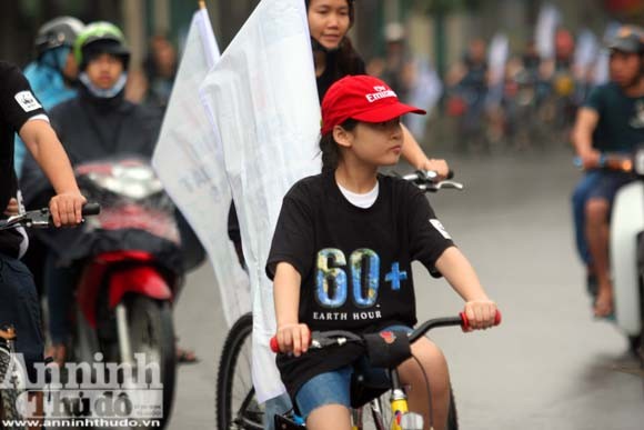 Hàng nghìn người đi xe đạp, hưởng ứng "Giờ trái đất 2013" ảnh 11