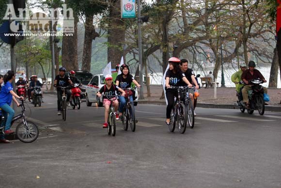 Hàng nghìn người đi xe đạp, hưởng ứng "Giờ trái đất 2013" ảnh 16