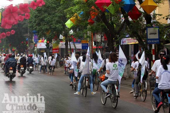 Hàng nghìn người đi xe đạp, hưởng ứng "Giờ trái đất 2013" ảnh 17