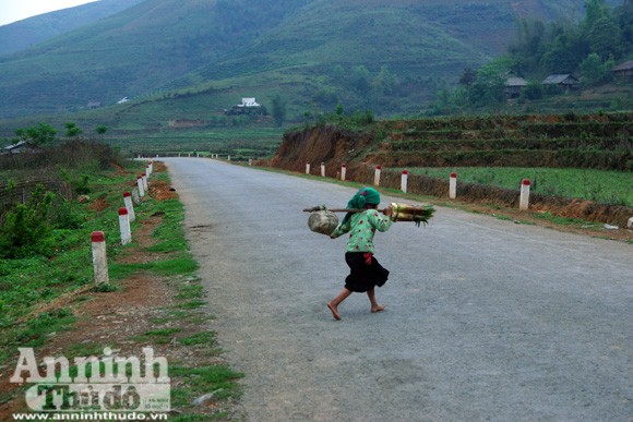 Tuổi thơ trên núi "không búp bê và kẹo" ảnh 1