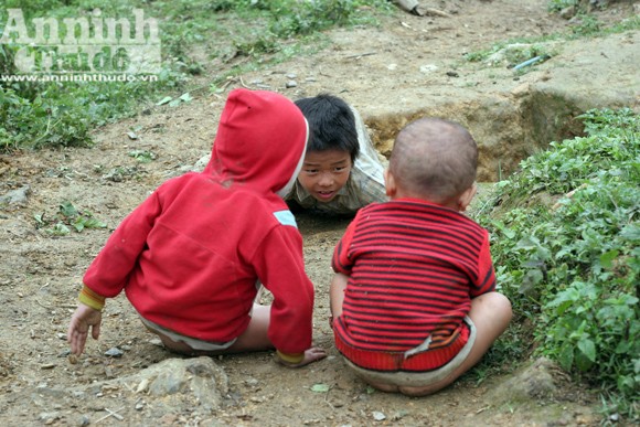 Tuổi thơ trên núi "không búp bê và kẹo" ảnh 3