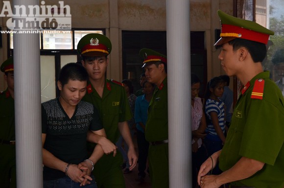 Hiếp dâm xong… lăn ra ngủ quên dưới gầm giường ảnh 2