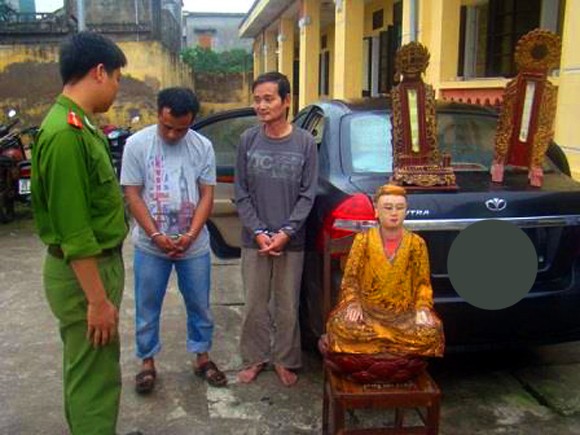 Tượng một nữ tướng bị hai tên trộm phá tan cửa miếu khiêng đi ảnh 1