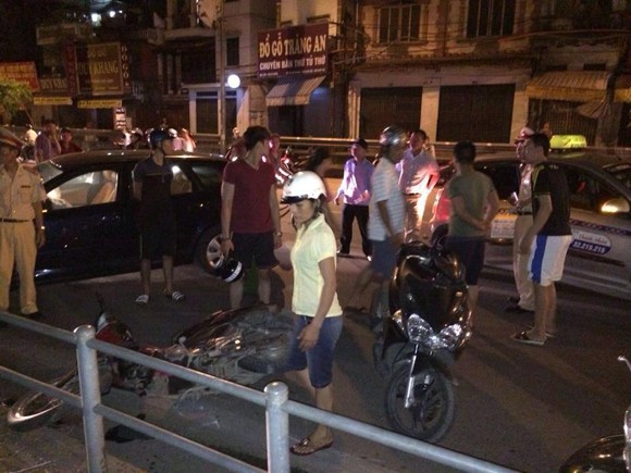 “Xế hộp” đâm liên hoàn vào 4 xe máy trên đường Lê Duẩn ảnh 1