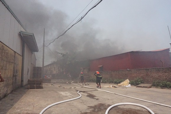 Cháy lớn tại Tổng kho Nam sông Hồng, nhiều tiếng nổ phát ra ảnh 7