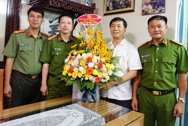 Đại diện Ban Giám đốc Công an Hà Nội thăm, tặng quà nguyên lãnh đạo CATP ảnh 1